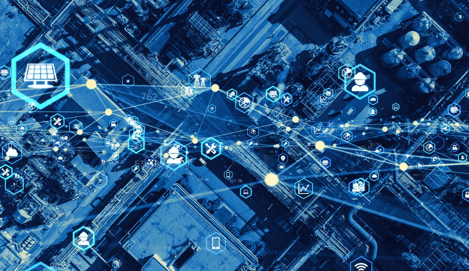 Vista aérea de una planta industrial conectada por una red digital de iconos logísticos