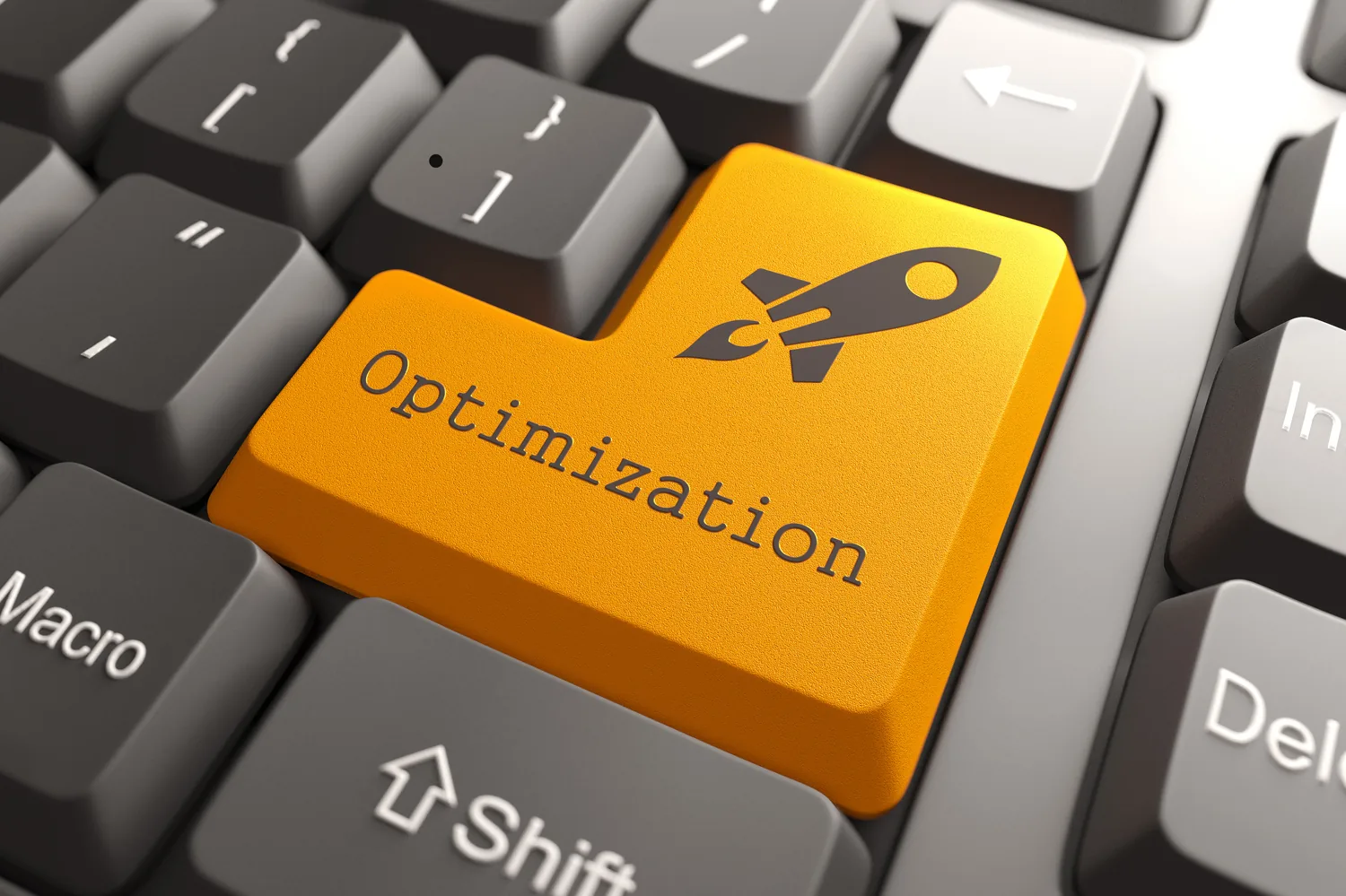 Tecla naranja de un teclado con la palabra Optimization y el icono de un cohete