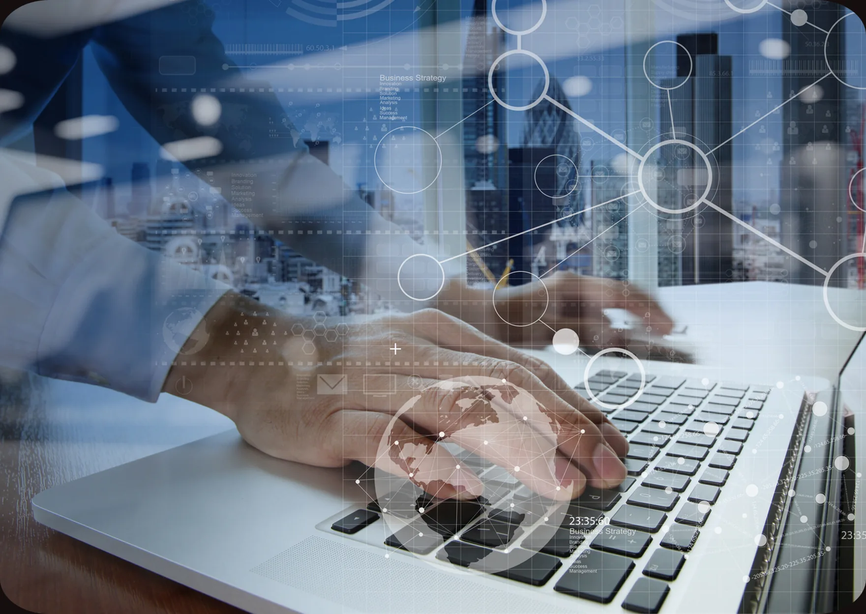 Manos tecleando en un portátil con iconos digitales superpuestos